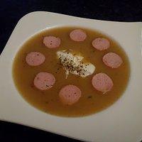 Grumbeersupp mit Lyonerwürstchen