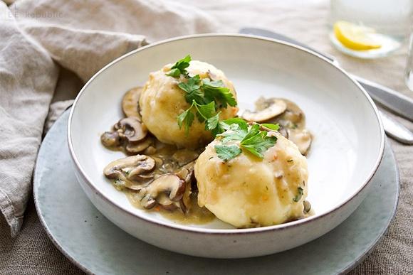 Kartoffelknödel mit Pastinaken und Pilzsoße