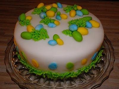 Oster-Buttercremetorte mit farbigen Böden