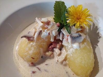Hoorische mit frühlingszwiebeln, champignons und specksauce