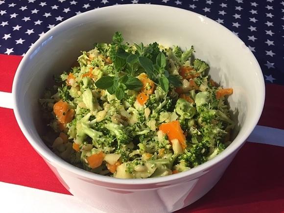 Brokkolisalat mit Pinienkernen oder Walnüssen