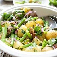 Bohnensalat mit Kartoffeln und knusprigem Parmaschinken