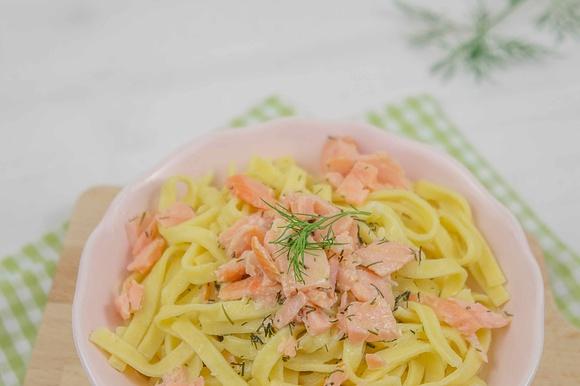 Selbstgemachte Nudeln mit Lachs und Honig-Senf-Sauce