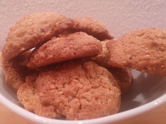 Haferflocken cookies mit nüssen und orange