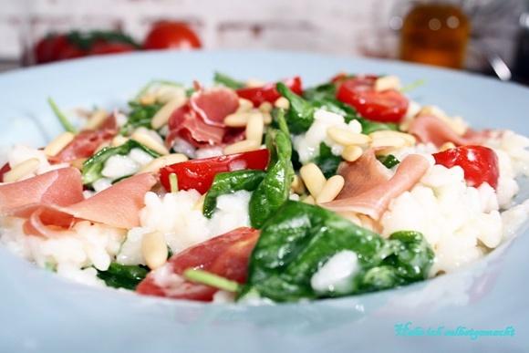Köstliches Risotto mit Parmaschinken, Ziegenkäse und Spinat