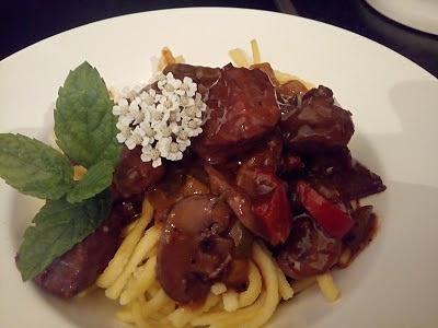 Spanisches Rotweingulasch mit Spitzpaprika