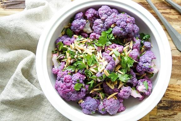 Lila Blumenkohl-Salat mit Zitronendressing