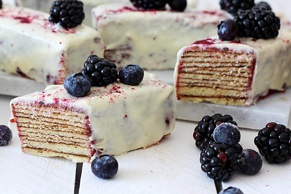 Sommerlicher baumkuchen mit weißer schokolade und beeren