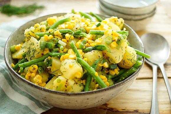 Kartoffelsalat mit geröstetem Mais und grünen Bohnen