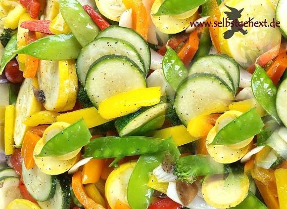 Bunte erntepfanne mit zucchini, möhren, zuckererbsen, knollenfenchel und tomaten