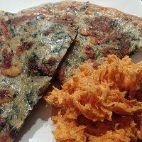 Dinkelpfannkuchen mit frischem Spinat, Parmesan, Petersilie, Frühlingszwiebel & Schnittlauch