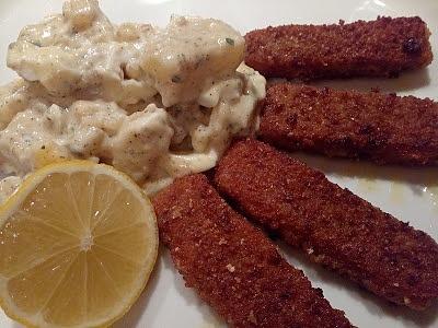 Kartoffelsalat mit gewürzgurken, ei und mayonnaise