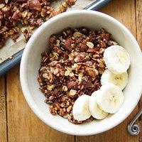 Knuspriges Gerste Granola mit Mandeln und dunkler Schokolade