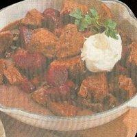 Rindergulasch mit Rote Bete und Crème fraîche