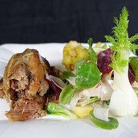 Confierte Gänsekeule mit Wintersalaten und Gorgonzola-Dressing