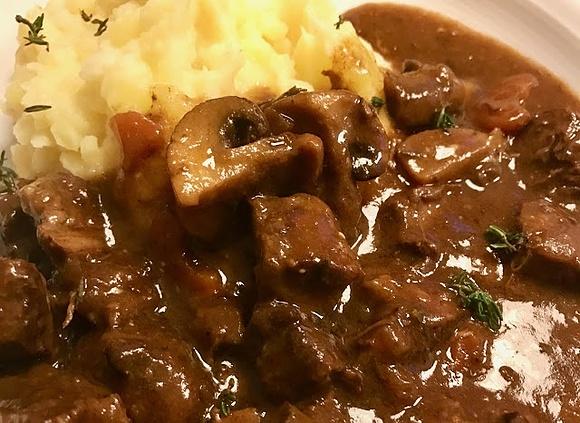 Wildschweingulasch mit Pilzen und Möhren