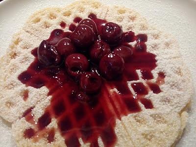 Waffeln mit beschwipstem Kirschkompott