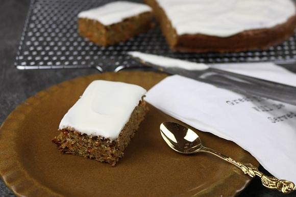 Gesunde karottenkuchen scheiben – super saftig & nussig