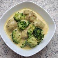 Hackbällchen in Brokkoli-Curry-Sauce