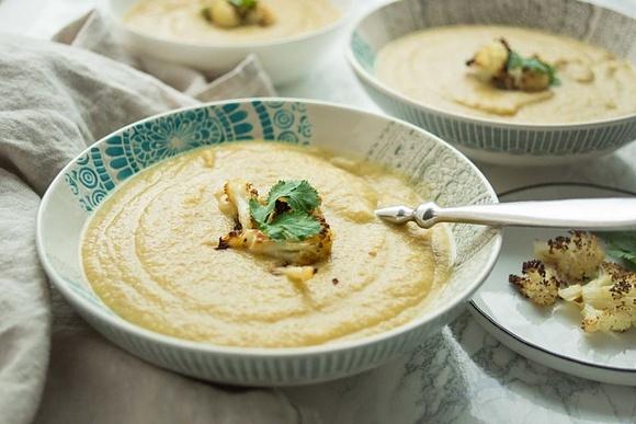 Geröstete Blumenkohlsuppe mit marokkanischen Gewürzen