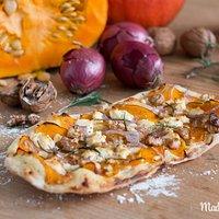Vegetarischer Flammkuchen mit Kürbis & Walnüssen