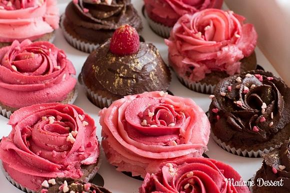 Glamouröse schokoladencupcakes mit schokokern und himbeercreme