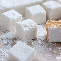 Selbstgemachte vegane Marshmallows im Krokantmantel