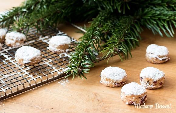 Fruchtiges stollenkonfekt mit cranberries und blaubeeren