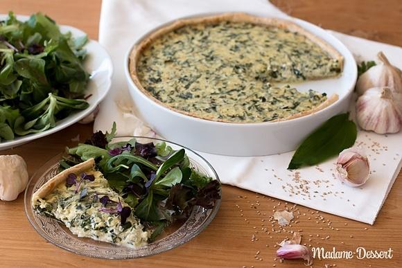 Vegetarische bärlauchtarte mit zitronigem wildkräutersalat