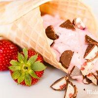 Erdbeer-Joghurt-Eis mit Schokostückchen