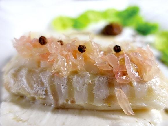 Skrei sous vide mit ingwer pomelo erdnuss wirsing