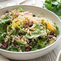 Quinoa-Salat mit Orange, Minze, Petersilie und Mandeln