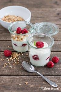Joghurt-Mousse mit Himbeeren & Hafer-Crunch