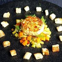 Fischfrikadellen auf kleinen Gemüsen mit Croutons