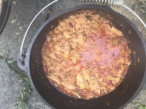 Pulled chicken im dutch oven für burger