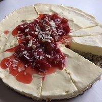 Zitronenmousse-Torte mit Erdbeeren und Rhabarber