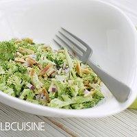 Brokkolisalat – himmlisch cremig, nussig, knackig!