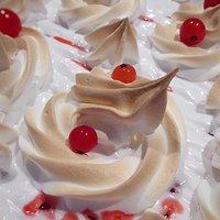 Red currant cake