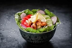 Griechischer salat bowl mit knusprigen pita bites