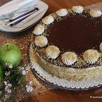 Apfel-Walnuss-Torte mit Zimtsahne