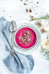 Rote Beete Apfel Suppe mit Rosmarin
