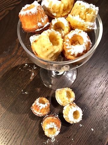 Mini-Guglhupf mit Apfel, Zitrone und Mandeln