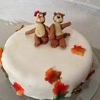 Walnuss-Baiser-Buttercreme-Torte und Cake Pops zur Hochzeit