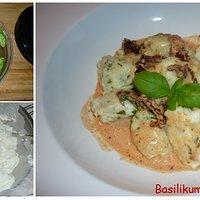 Basilikum-Quark-Klößchen mit cremiger Tomatensauce