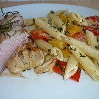 Rosmarin-Filet mit Paprika-Rahm-Nudeln