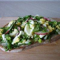 Idee für den Osterbrunch: Schnittlauchsalat auf Brot