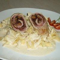 Kalbsroulade mit Datteln und Schinkenspeck