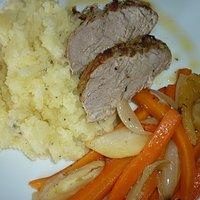 Sonntagsbraten: Schweinefilet mit gebackenen Karotten und Äpfeln