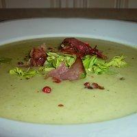 Die kann was: cremige Staudenselleriesuppe mit Schinken und rosa Pfeffer