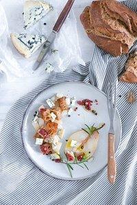 Brotsalat mit Blauschimmelkäse, Birnen und Rosmarin